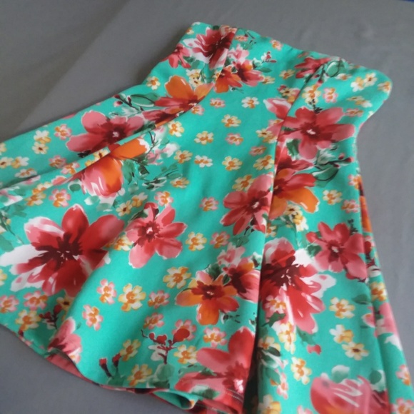 Sleeveless Floral Summer Dress - Picture 2 of 2